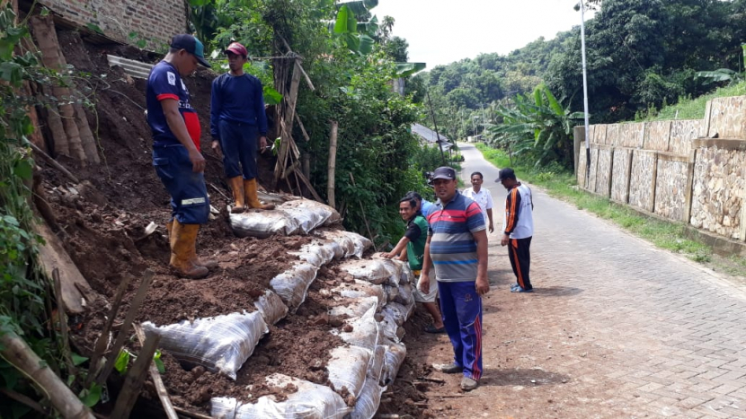 Diguyur Hujan Deras, Jalan Lingkar Bawean Tertimpa Longsor