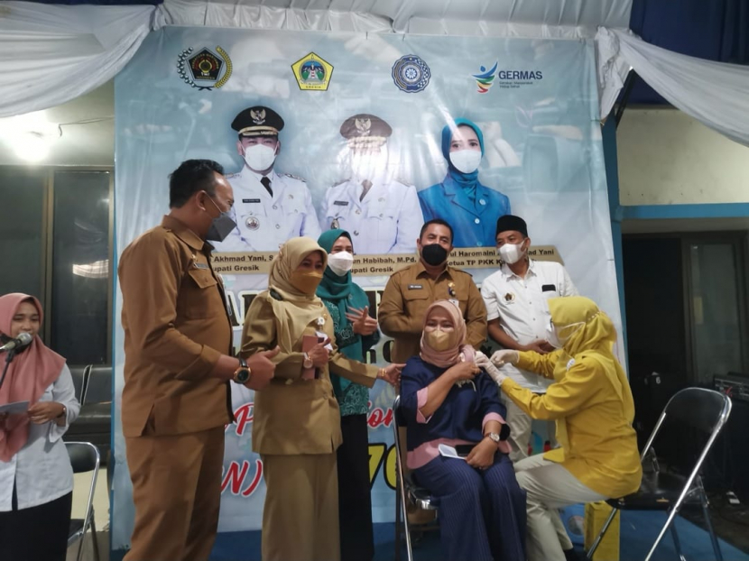 Peringati HPN, Wartawan Gresik Gelar Vaksinasi Booster untuk Lansia