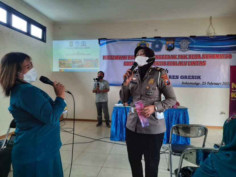 Polwan Gresik Sebut Emak-Emak Kasta Tertinggi di Jalanan