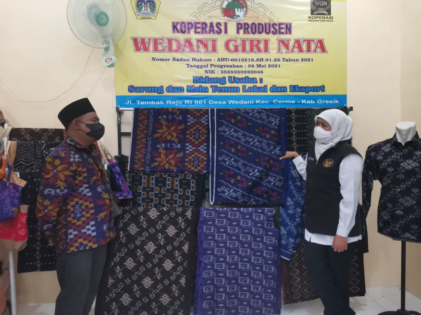 Khofifah Kepincut Tenun dari Desa Pengrajin Tenun di Gresik