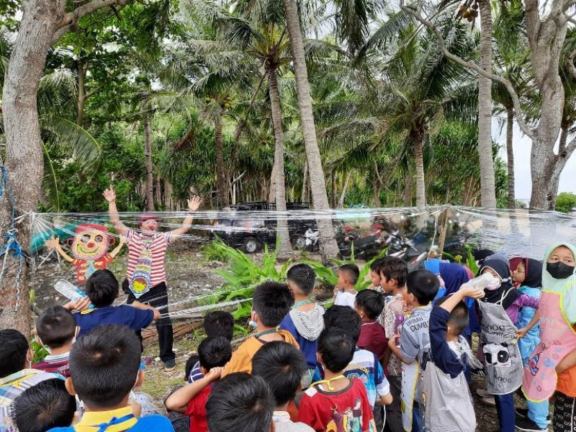 Seniman Gresik Ajari Siswa Muhammadiyah Melukis di Tepi Pantai Bawean