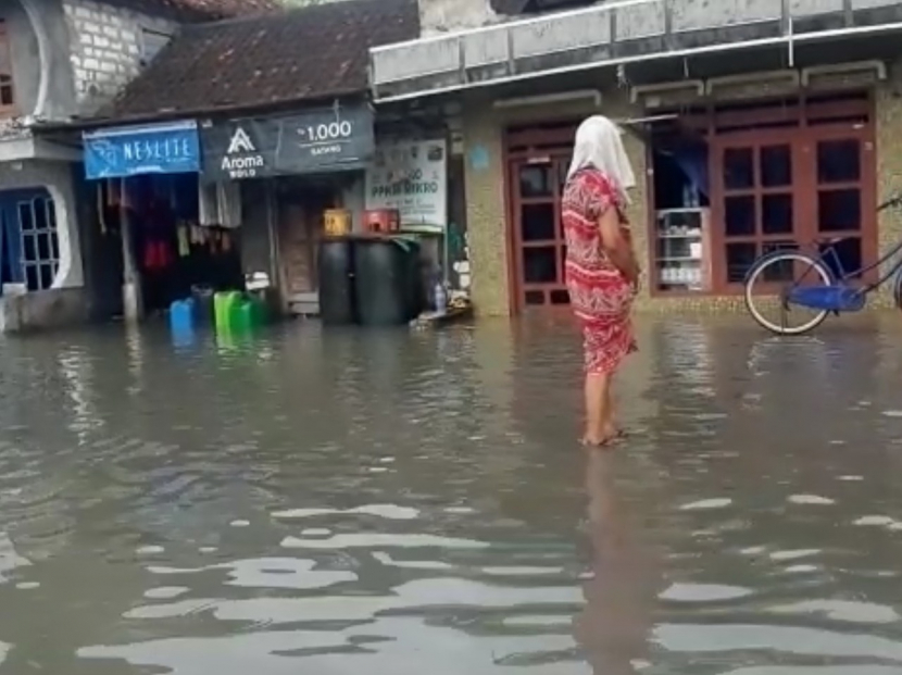 Banjir Rob, Ratusan Rumah di Gresik Tergenang