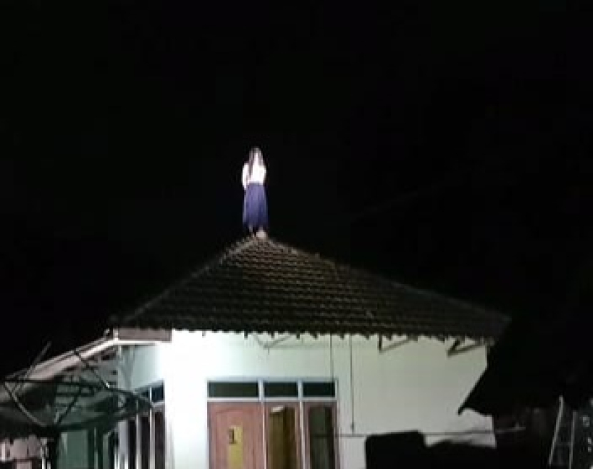 Viral Perempuan Bawean Kesurupan Manjat Genteng