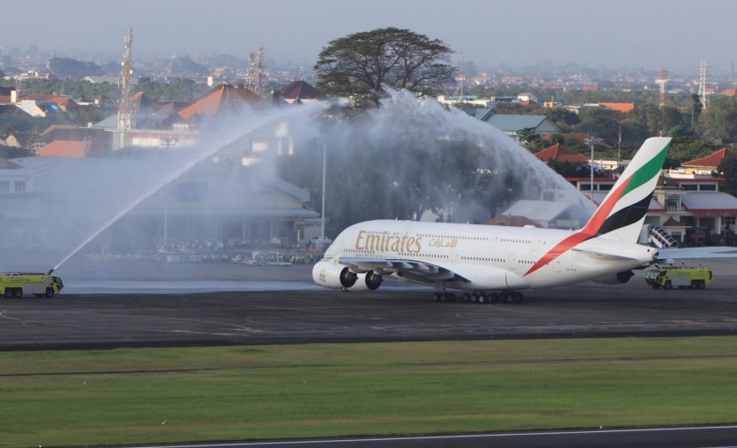 Mendarat di Bali, Pesawat Airbus A380 Dihujani Meriam Air, Nitizen: Pesawat Nabi Adam