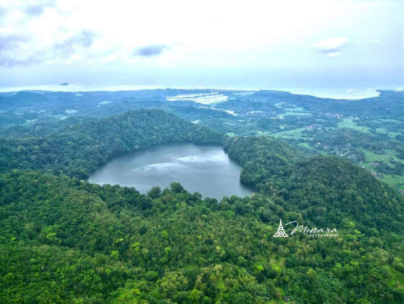Wisata Danau di Puncak Gunung Pulau Bawean
