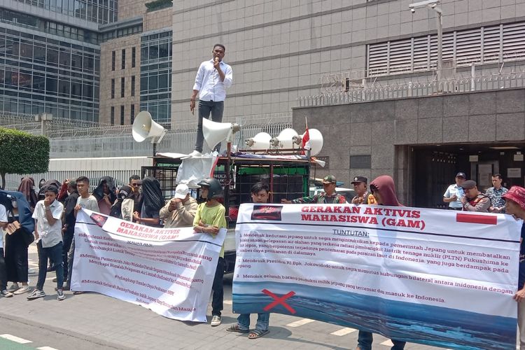 Aktivis Mahasiswa Demo Soal Pembuangan Limbah Nuklir di Laut Pasifik