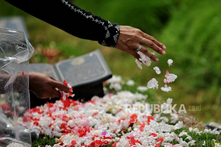 Mengucapkan Salam Saat Ziarah Kubur, Apakah Orang Mati Dengar?