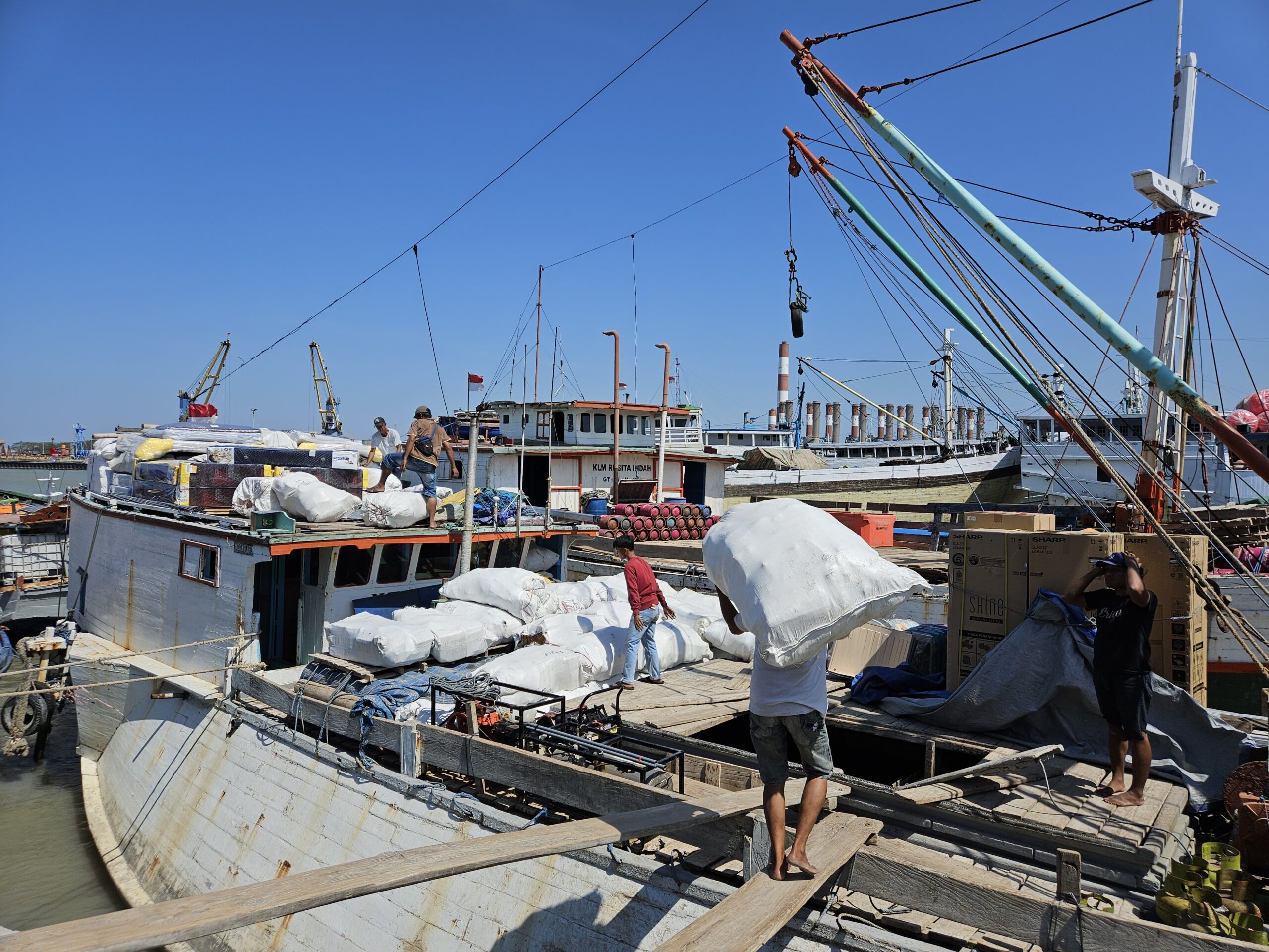 Aktivitas Bongkar Muat Pelra Gresik Kian Sepi