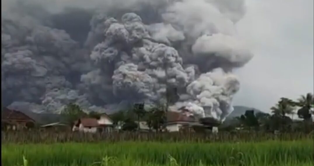 Semeru Ngamuk Lagi! Sepekan Meletus 12 Kali, Kolom Abu Tembus 2 Km